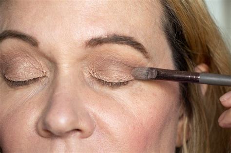 Struggling with eye makeup for your aging, hooded, droopy eyes? This eyeshadow tutorial has ...