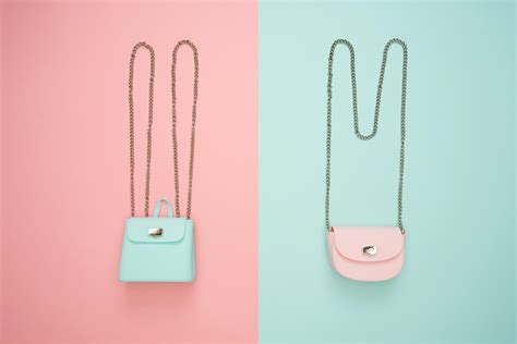 Foto De Duas Bolsas Crossbody De Couro Azul Petróleo E Rosa · Foto ...