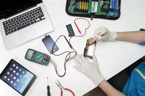 IPhone repairing – Stock Editorial Photo © difughtt #59204391