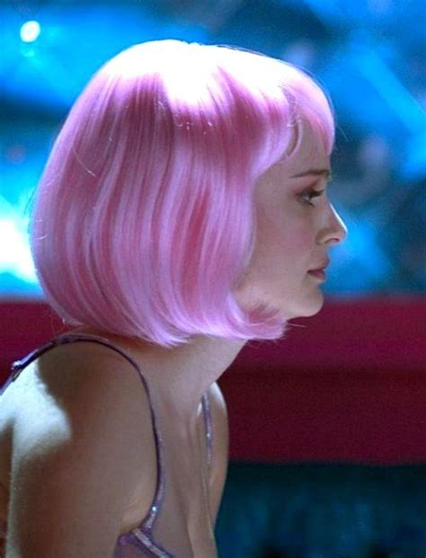 Loved her in this | Natalie portman, Natalie portman closer, Pink wig