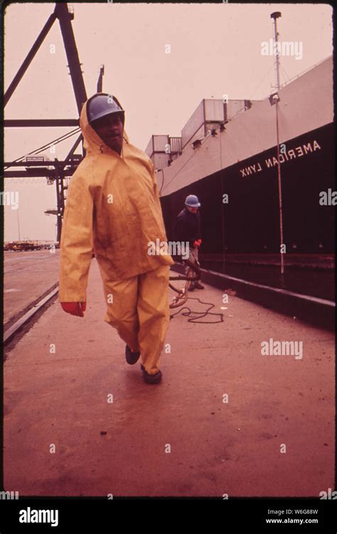 DOCKING THE AMERICAN LYNX AT THE DUNDALK MARINE TERMINAL Stock Photo ...