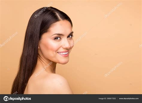 Gros plan profil photo de incroyable nu mature dame latine parfait état de la peau paisible ...