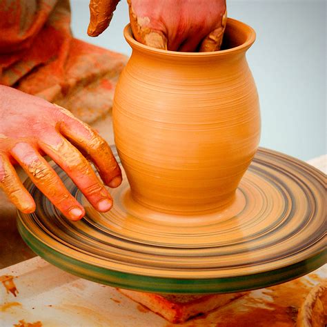 Ceramics 101: Pottery Wheel Beginner's Guide