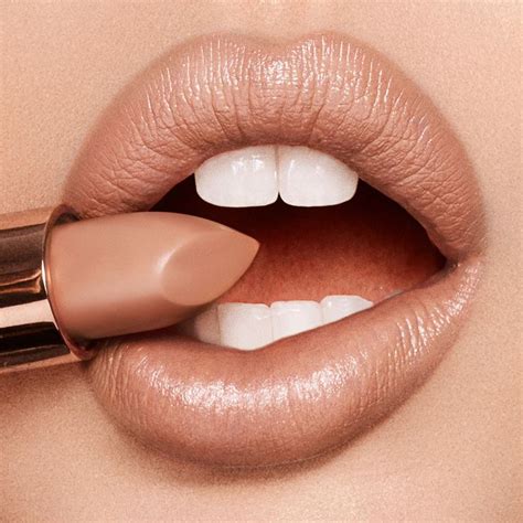 Yes Honey - K.i.s.s.i.n.g - Peach Lipstick | Charlotte Tilbury | Peach lipstick, Beige lipstick ...