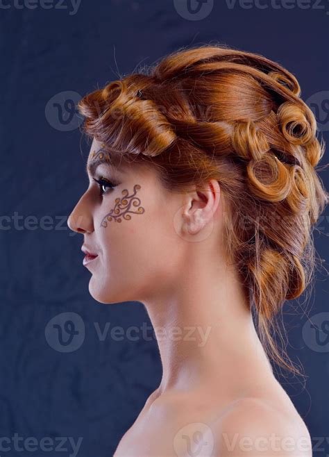 Beautiful Woman Luxury Makeup 10670450 Stock Photo at Vecteezy