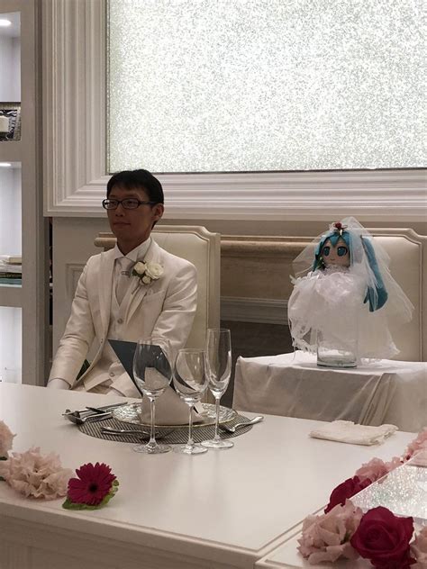 35-Year-Old Japanese Man Marries Vocaloid Virtual Singer Hatsune Miku ...