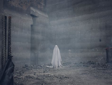 Casey Affleck Proves a Ghost Under a Sheet is Still Scary - Bloody ...