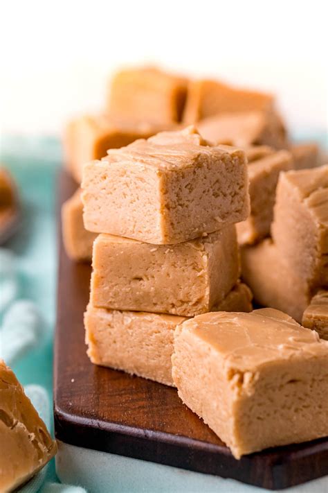 This Easy Peanut Butter Fudge is a simple recipe to make and is the perfect balanc… | Peanut ...