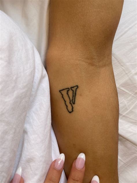 Vlone tattoo / A$AP rocky | Tatuaje de v, Tinta para tatuaje, Tatuaje texto