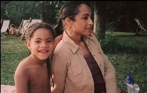 Sade Adu Nigerian English singer and actress.💋💄 and her daughter ila ...