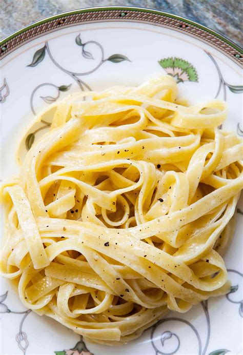 Fettuccine Alfredo Recipe (Ready In 30 Minutes!)