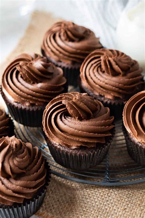 Healthy Chocolate Cupcakes - El Mundo Eats