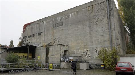 Hitlers Arbeitszimmer in Berliner Bunker verkauft sich bestens – B.Z ...