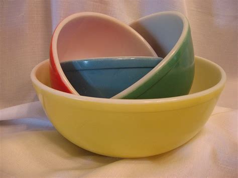 VINTAGE 1940'S PYREX PRIMARY COLORS MIXING BOWL SET - Blue 1 1/2 Pint, Red 1 1/2 Quart, Green 2 ...