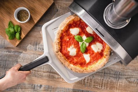 Pizza Stone: Tips on How to Use It - aamelanoma.com