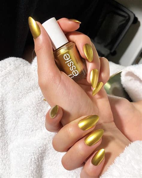 Gold Is The Nail Color of The Season