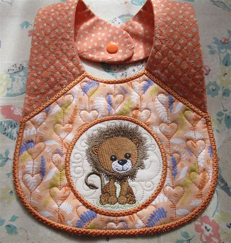 In the hoop lion bib - Kreative Kiwi