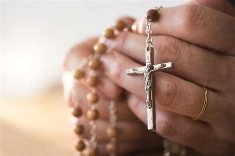 How to Pray the Divine Mercy Chaplet on a Normal Rosary