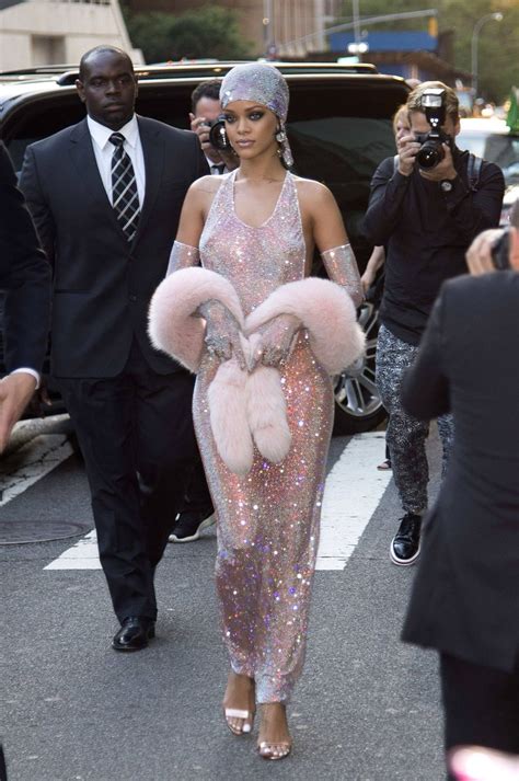 Rihanna CFDA Awards 2014 x Swarovski diamonds dress Rihanna Dress, Rihanna Outfits, Fashion ...