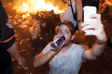 File:Beer, fire, selfie - San Francisco Giants World Series 2014 celebration.jpg - Wikimedia Commons