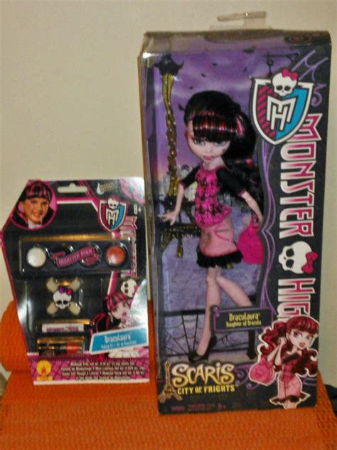 Draculaura & Girls' Draculaura Makeup Kit- 2012 Monster High Scaris ...