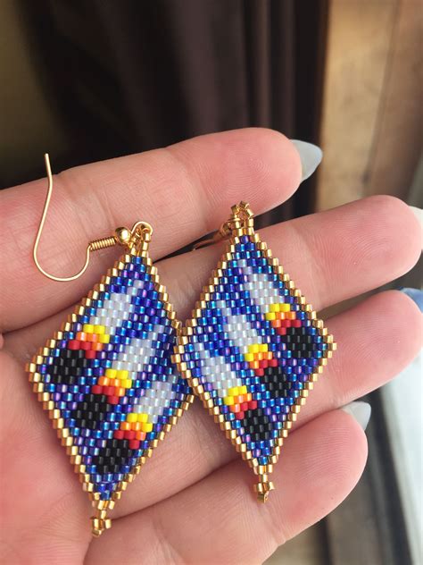 Brick stitch feather earrings | Beaded earrings diy, Beaded earrings ...