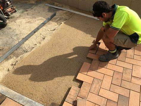 VIDEO DIY Tip: How To Lay Brick Paved Driveways | Progetti, Progetti da provare