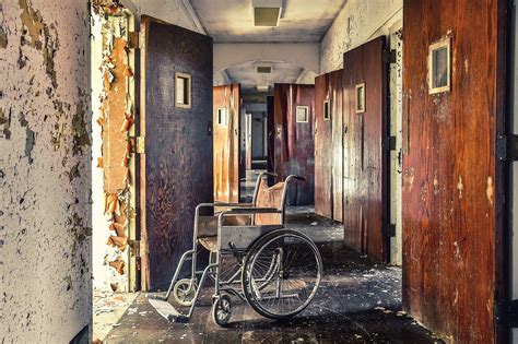 20 Haunting Photos Of Abandoned Asylums In The United States