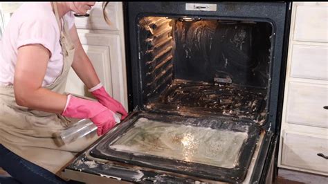 Clean an Oven with Baking Soda and Vinegar + A Secret Weapon for Stains ...