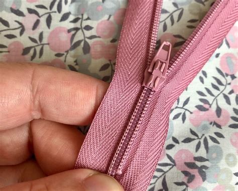 How to fix a detached zipper pull (4 easy steps) - Quilt Advice Tips and Tricks!