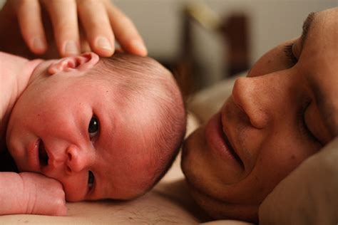 The Benefits of Skin-to-Skin Contact Between Dad & Baby - NuRoo