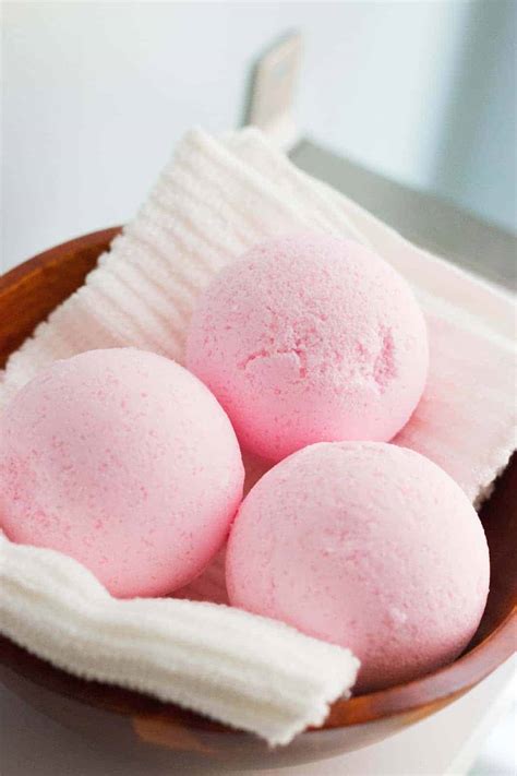 7 Copycat Lush Bath Bombs You Can Make At Home | Hello Glow