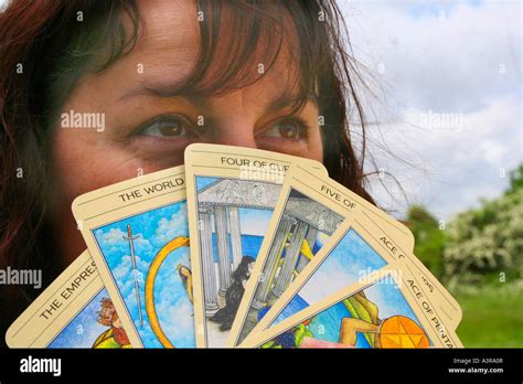 gypsy reading tarot cards Stock Photo - Alamy