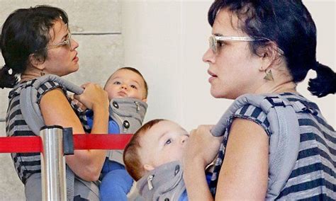 Norah Jones seen with her baby boy at LAX | Norah jones, Baby boy, Boys