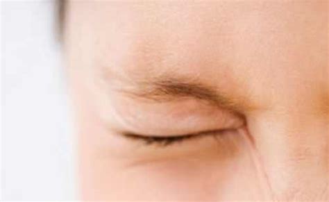 Why Does Your Eyelid Hurt When You Blink? | EYExan.com