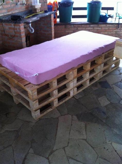 Outdoor Pallet Daybed – 101 Pallets