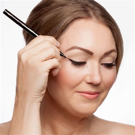 Design a dense lash look with this double-sided, felt-tip liquid eyeliner enriched with a lash ...