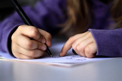 File:A-kid-drawing-or-writing.jpg - Wikimedia Commons