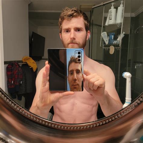 Linus Tech Tips - How I take mirror selfies with the Fold2
