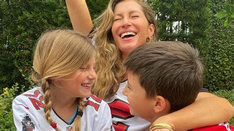 Gisele Bundchen goes pumpkin patch visiting with kids as separation ...