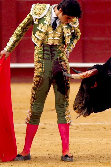 More Things Than Are Dreamt Of: HOT BULLFIGHTERS : THE COSTUMES THE PAGEANTRY