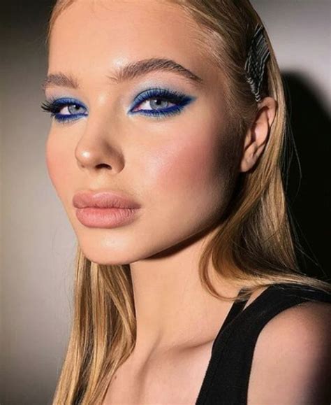 bold blue eyes | Blue eye makeup, Hair makeup, Fashion makeup