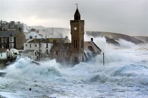 Tempête à Roscoff | Porthleven, Earth pictures, Cornwall