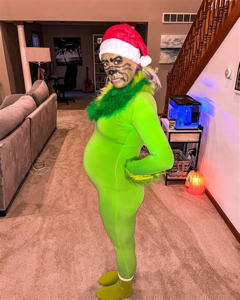 Pregnant Grinch Costume | Pregnant couple halloween costumes, Pregnancy ...