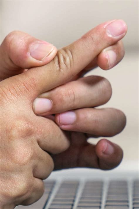 Crooked Fingers Causes - img-broseph