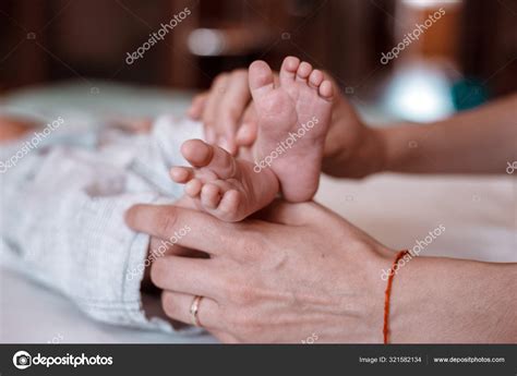 Newborn Baby's feet on female hands closeup. — Stock Photo © Santiaga ...