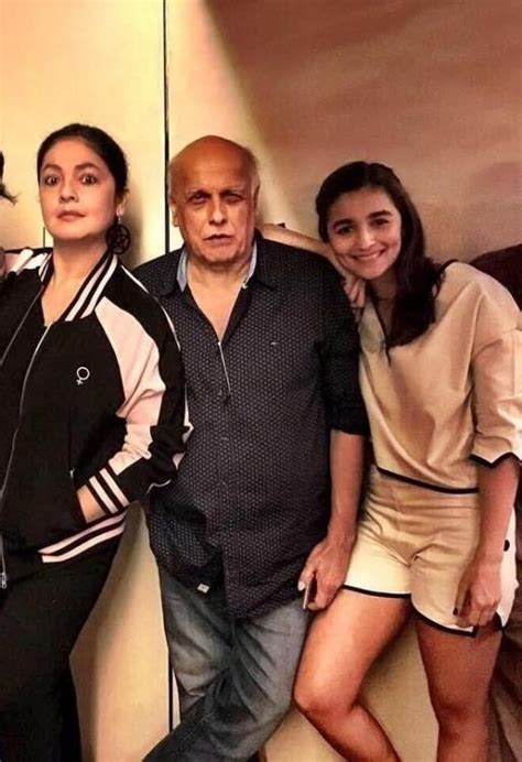 Alia Bhatt With Father Mahesh Bhatt And Sister Pooja Bhatt in 2024 | Alia, 90s actresses, Hot ...