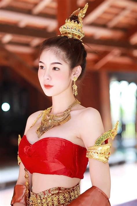 Chut Thai ชุดไทย Thai Traditional Clothing Chut Thai ชุดไทย Thai outfit | Wanita cantik, Mode ...