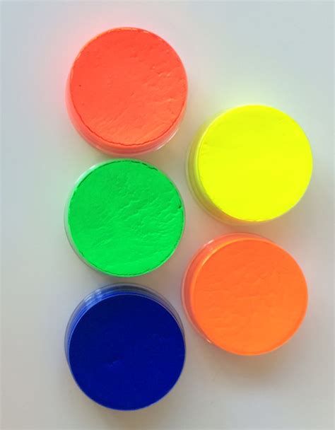 Aquacolor UV-Dayglow Compact Color, 2.5 ml | Leiklistarvefurinn