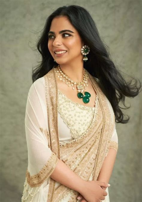 Isha Ambani Wore Her Mom, Nita Ambani's Diamond Emerald Necklace At The ...